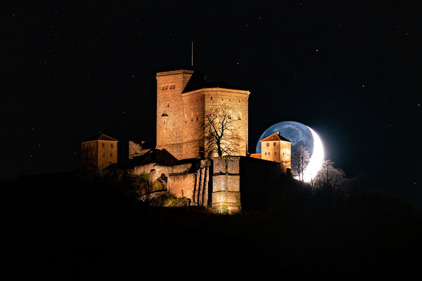 Monduntergang hinter der Burg Trifels