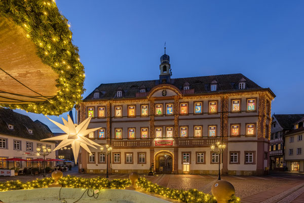 Beleuchteter Weihnachtskalender am Neustadter Rathaus