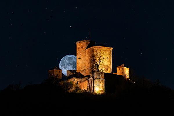 Monduntergang hinter der Burg Trifels