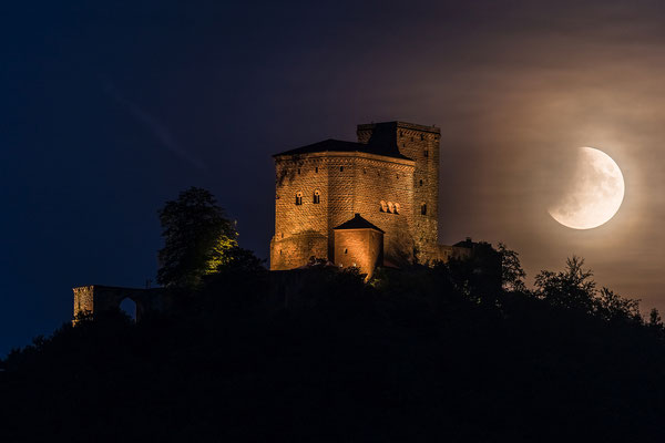 Partielle Mondfinsternis hinter der Burg Trifels