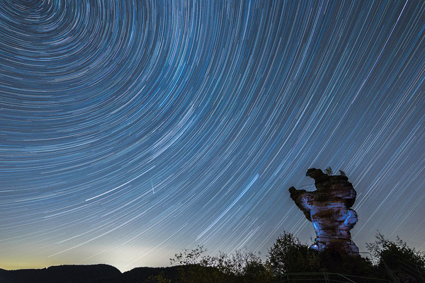 Startrails (Sternspuren) über der Ruine Drachenfels