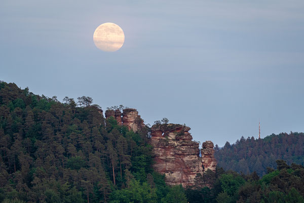 Vollmondaufgang hinter dem Hochstein