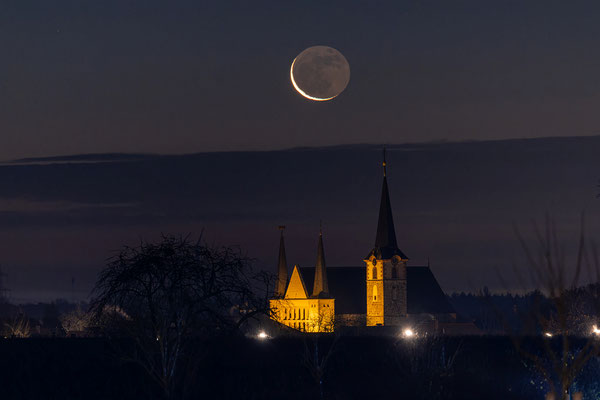 Aufgang des Sichelmondes hinter der Geinsheimer Kirche