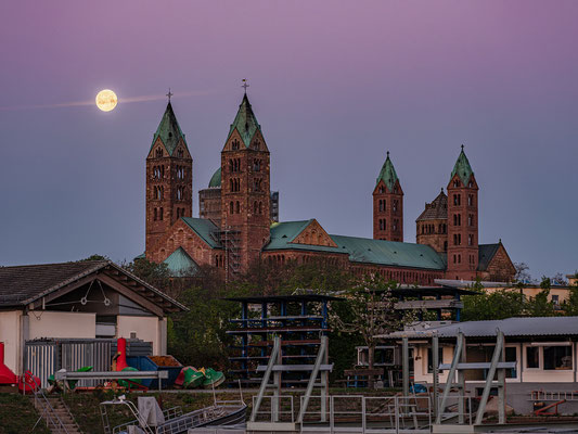 Vollmonduntergang hinter dem Speyerer Dom