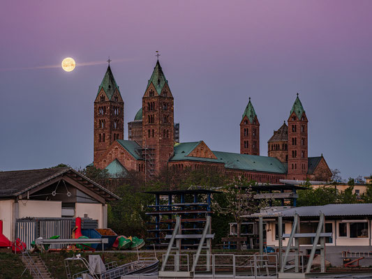 Vollmonduntergang hinter dem Speyerer Dom