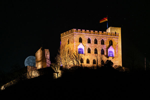 Sichelmond am Hambacher Schloss