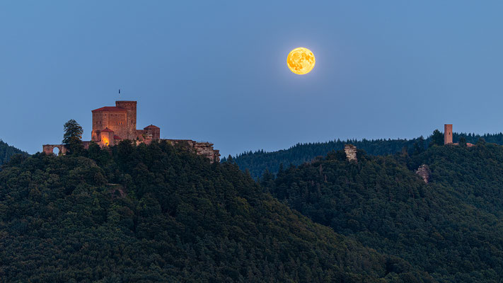 Vollmondaufgang über der Burg Trifels