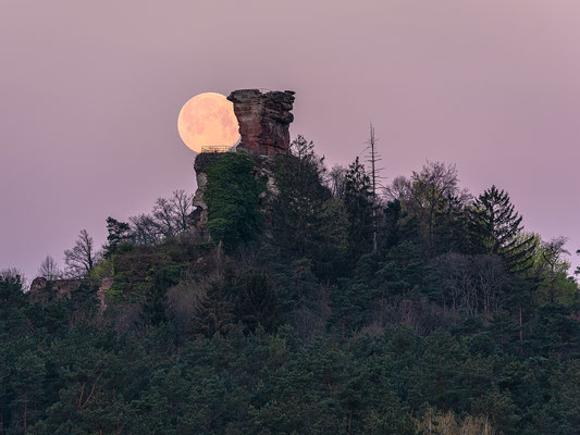 Vollmonduntergang hinter der Ruine Drachenfels