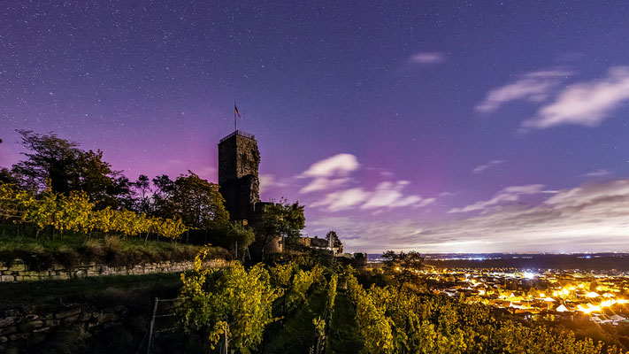 Extrem seltenes Ereignis: violette Polarlichter hinter der Wachtenburg