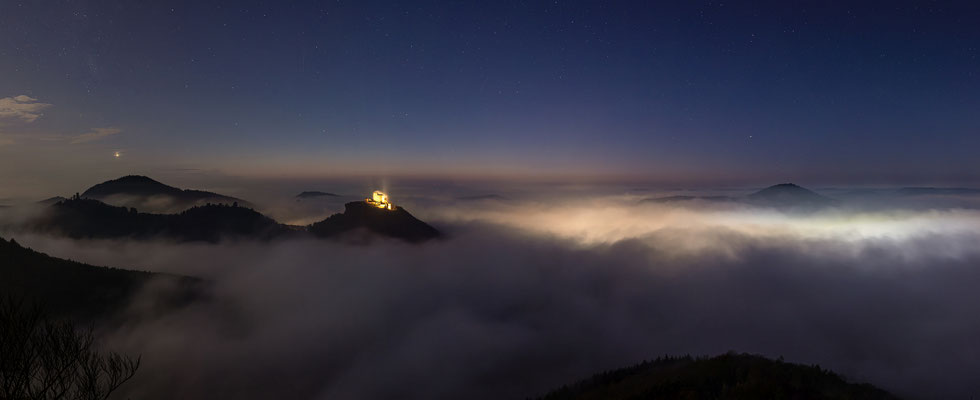 Neblige Abendstimmung auf dem Hohenberg