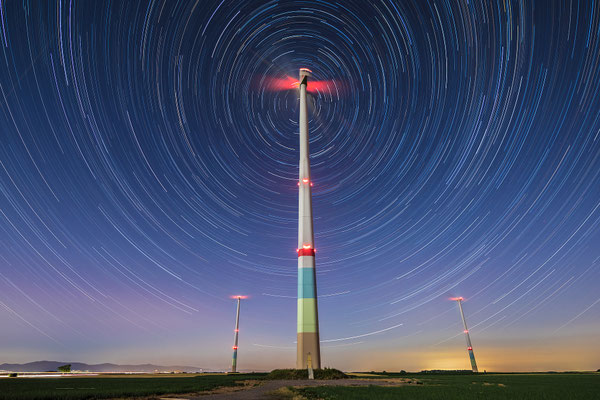 Startrail (Sternspuren) Herxheimer Windpark, 75 x 50cm, Acryl-Fineart, Rückseitige Hängung mit Aluminiumschiene, 170 €