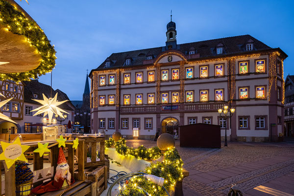 Beleuchteter Adventskalender am Rathaus
