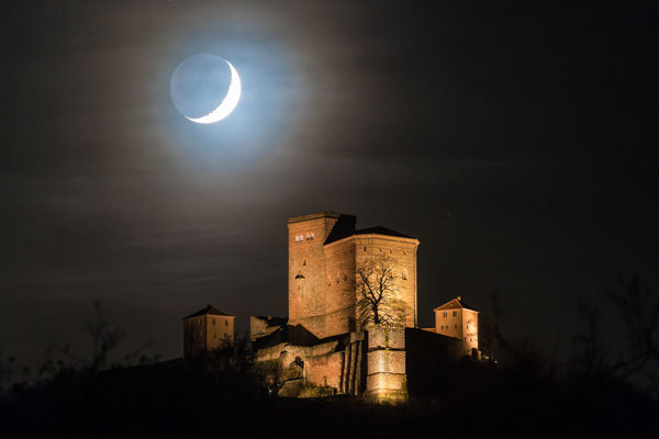 Monduntergang hinter der Burg Trifels