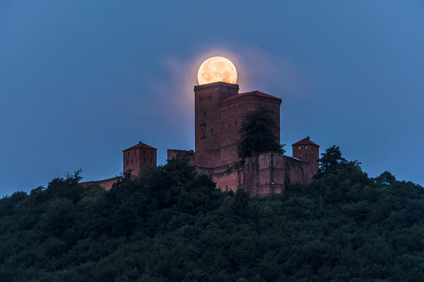 Vollmonduntergang hinter dem Trifels