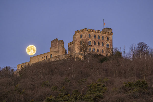 Vollmond hinter dem Hambacher Schloss