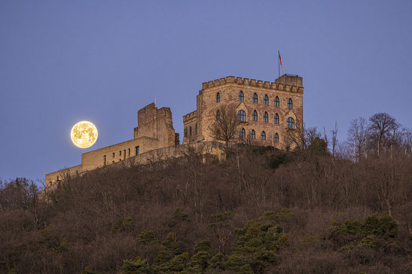 Vollmond hinter dem Hambacher Schloss