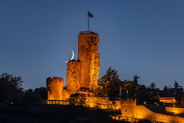 Monduntergang hinter der Wachtenburg