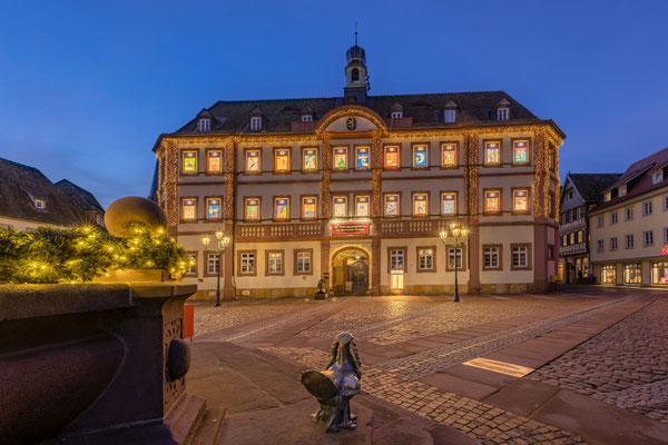 Beleuchteter Weihnachtskalender am Neustadter Rathaus