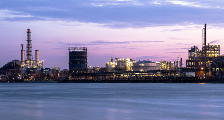 Rhein und BASF in der Blauen Stunde
