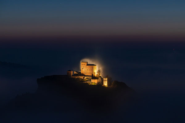 Neblige Abendstimmung auf dem Hohenberg