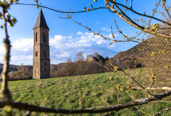 Einsamer Kirchturm und Burgruine Falkenstein