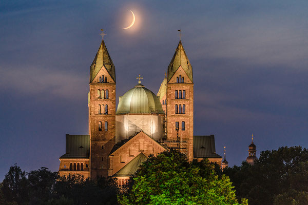 Sichelmond hinter dem Speyerer Dom