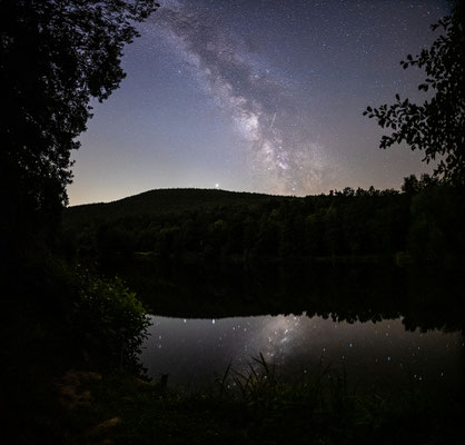 Milchstraße und Sternschnuppe an einem See bei Sankt Martin