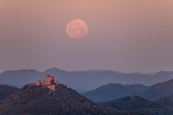 Vollmonduntergang hinter der Burg Trifels