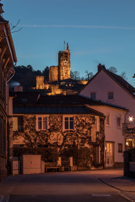 Weihnachtlich geschmückte Wachtenburg im Abendlicht