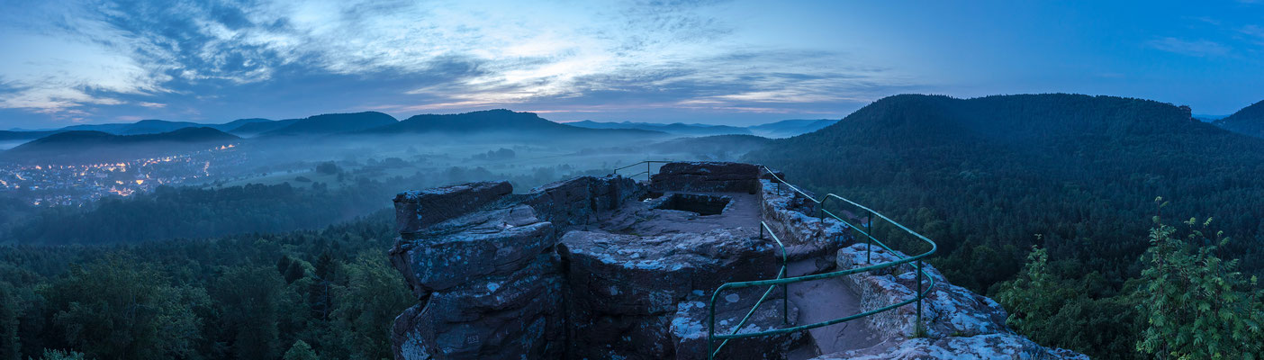 Morgendämmerung auf der Ruine Drachenfels