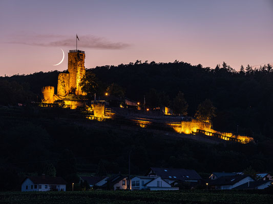Mondsichel hinter der Wachtenburg