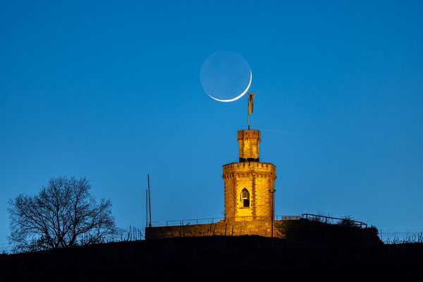 Untergehender Sichelmond hinter dem Flaggenturm