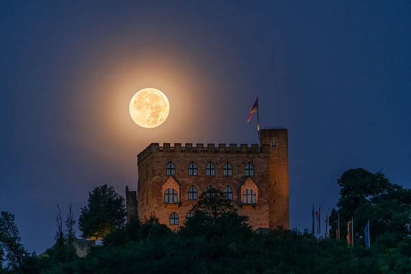 Vollmonduntergang hinter dem Hambacher Schloss