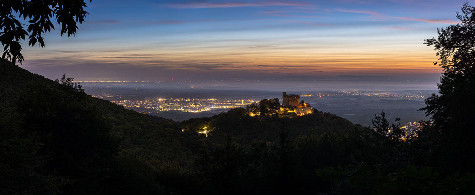 Frühmorgens über dem Hambacher Schloss