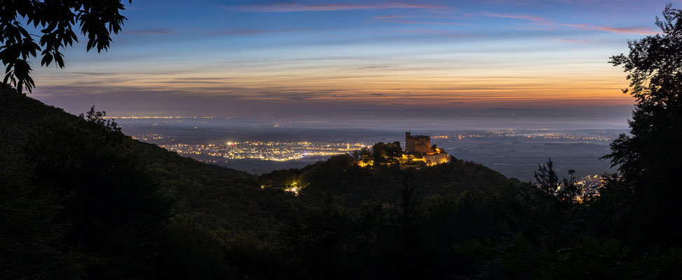 Frühmorgens über dem Hambacher Schloss