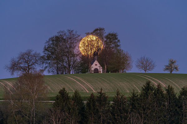 Monduntergang hinter der Reifenberger Kapelle