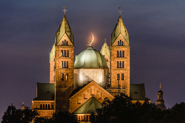 Sichelmond hinter dem Speyerer Dom