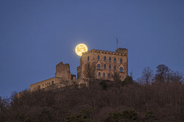 Vollmond hinter dem Hambacher Schloss