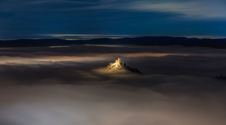Zauberhafte Winternacht am Rehbergturm mit Blick auf den Trifels