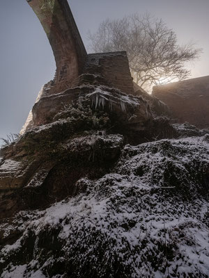Neblige Winternacht auf dem Trifels