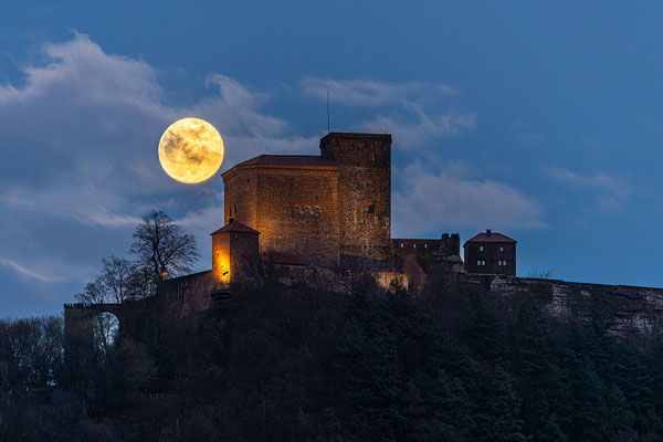 Vollmondaufgang hinter der Burg Trifels