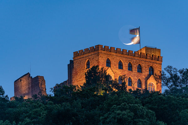 Monduntergang hinter dem Hambacher Schloss