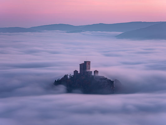 Trifels im Nebelmeer