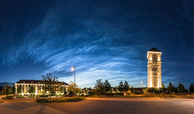 Sehr seltenes Phänomen: leuchtende Nachtwolken in sehr starker Ausprägung über Neustadt