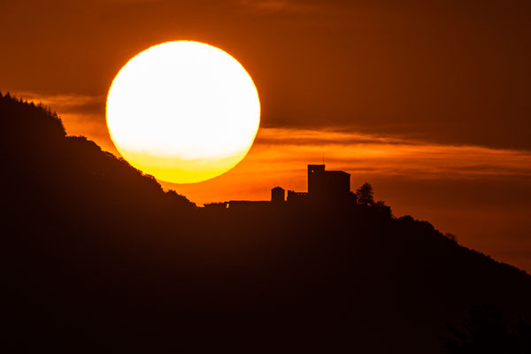 Sonnenuntergang hinter der Burg Trifels