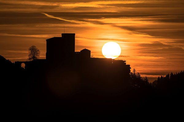 Sonnenaufgang hinter dem Trifels