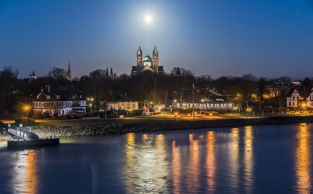 Vollmonduntergang hinter dem Speyerer Dom