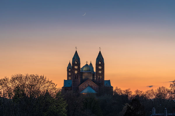 Schmale Mondsichel hinter dem Speyerer Dom