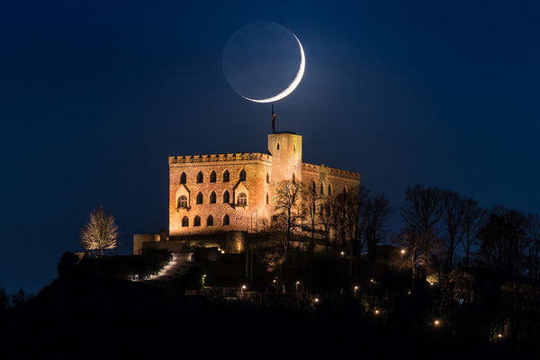 Sichelmond am Hambacher Schloss