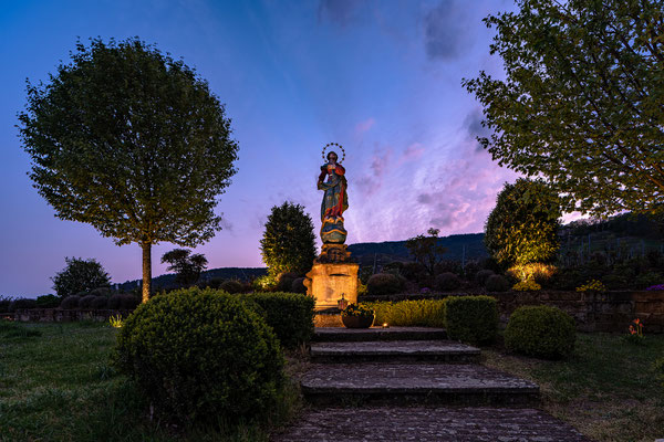 Beleuchtung an der Madonna oberhalb von Sankt Martin